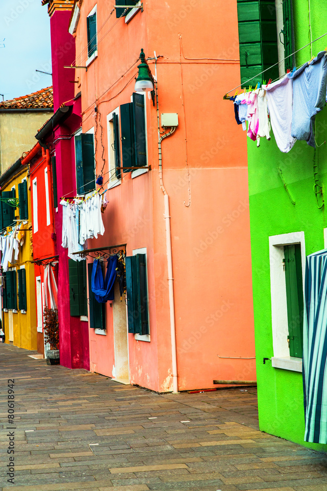 Fototapeta premium Colorful houses in Burano with the laundry drying on a wire