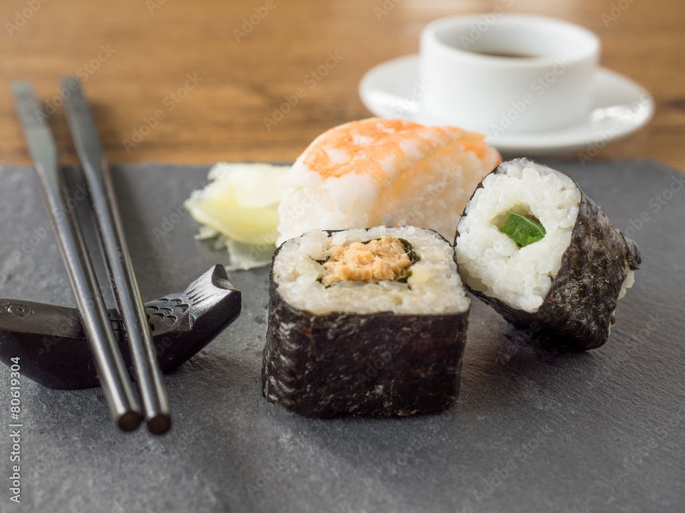 Sushi auf Schieferplatte Sushi auf Schieferplatte