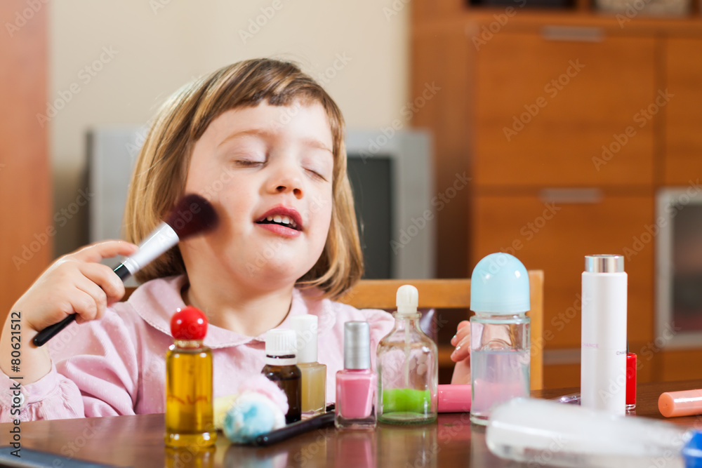 little girl doing makeup little girl doing makeup