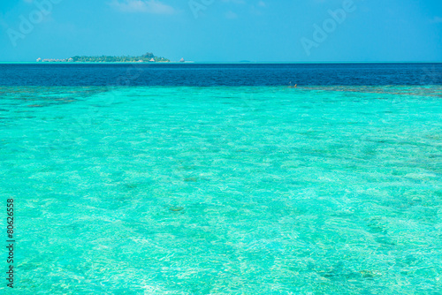 Платно Sand beach and ocean wave, South Male Atoll. Maldives