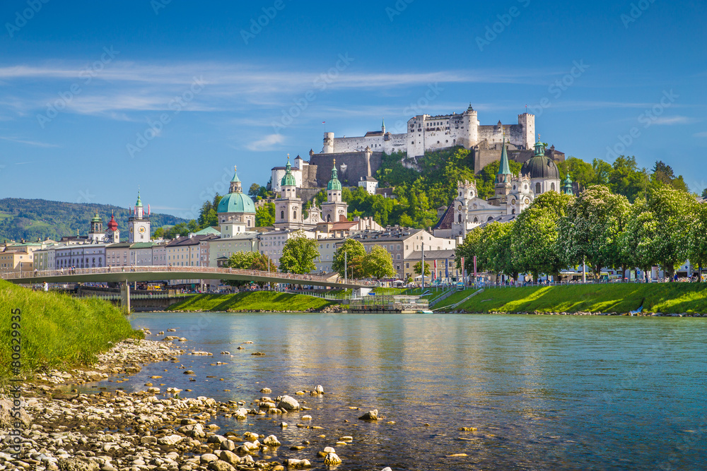 Naklejka premium Historyczne miasto Salzburg z rzeką Salzach wiosną, Austria