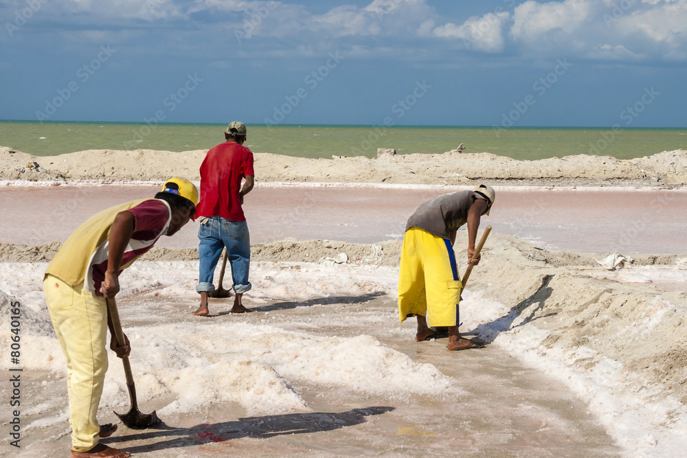 Hombres trabajando en las piscinas de evaporación en la mina de sal a cielo abierto de Manaure en la Guajira en Colombia Hombres trabajando en las piscinas de evaporación en la mina de sal a cielo abierto de Manaure en la Guajira en Colombia