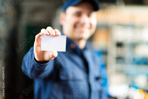 Mechanic showing a blank card photo