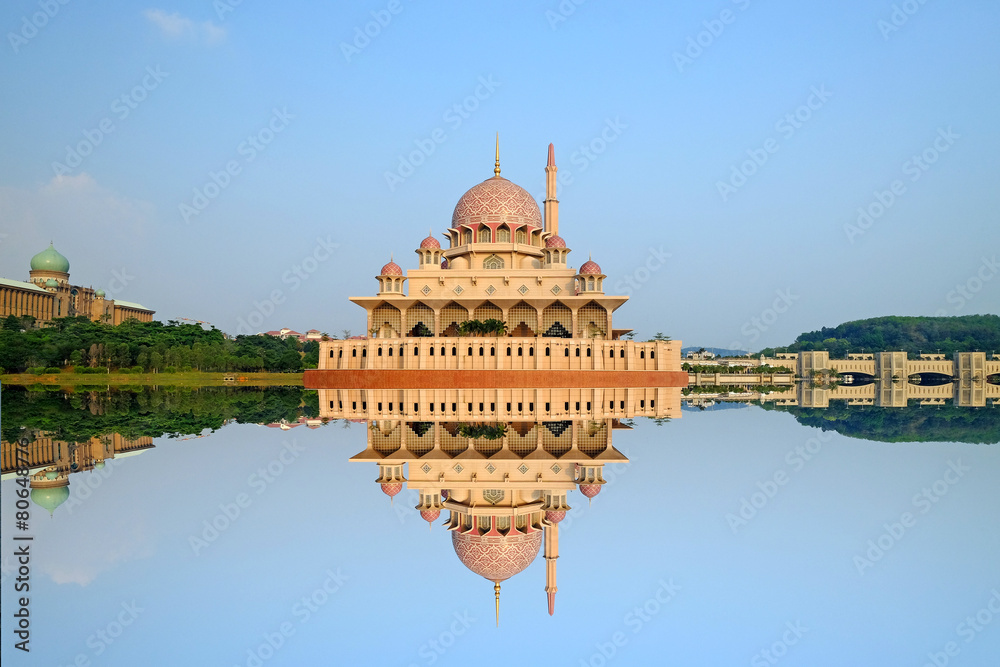 Fototapeta premium Putra Mosque is the principal mosque of Putrajaya, Malaysia.