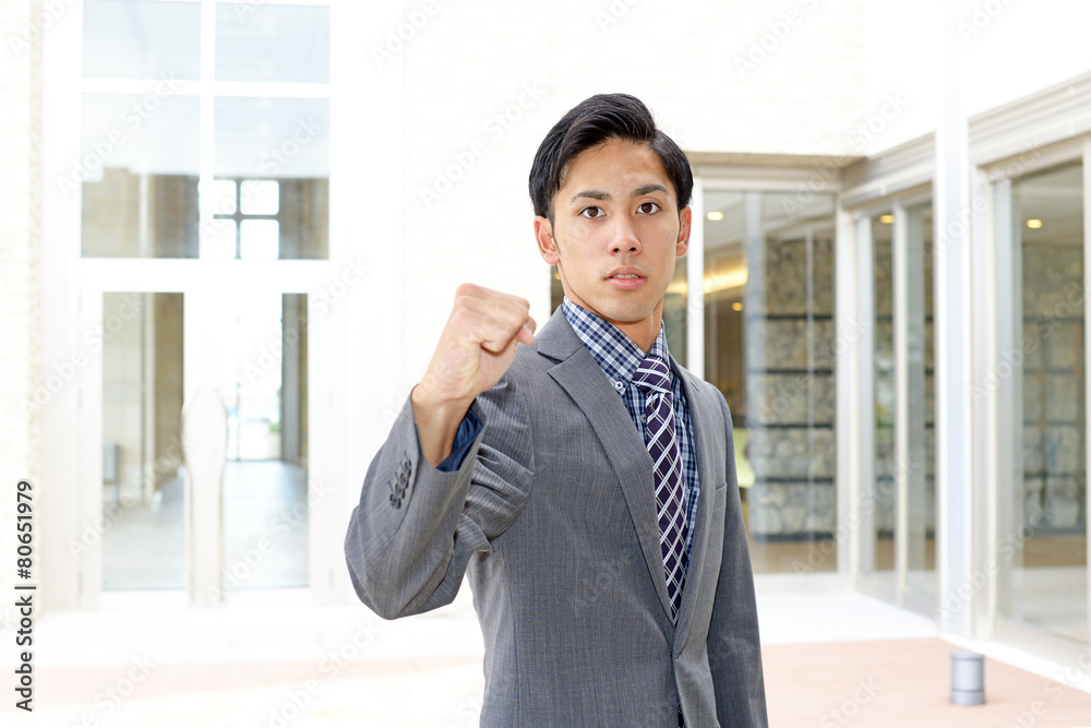 ガッツポーズのビジネスマン