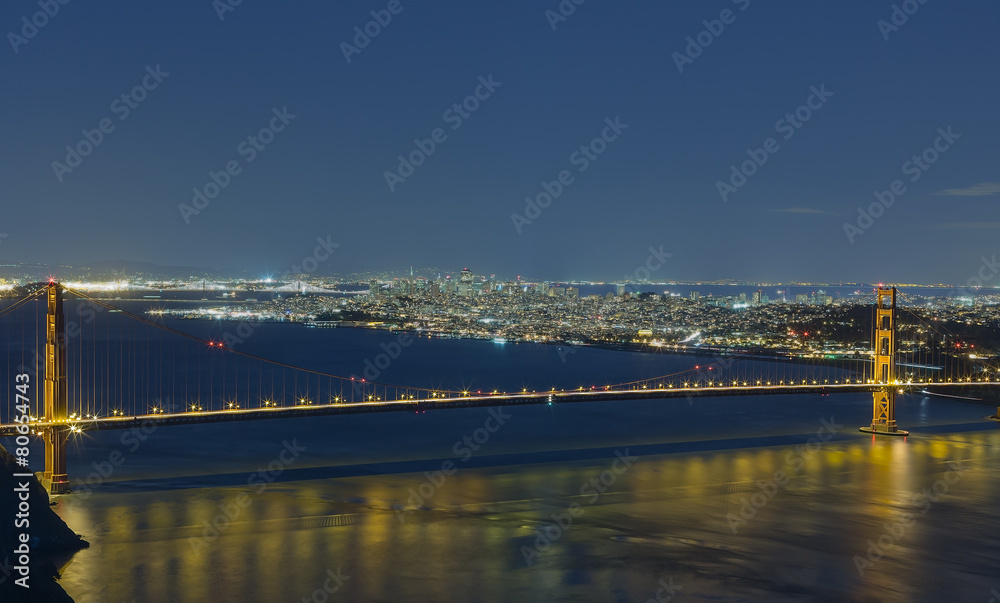 Fototapeta premium Golden Gate bridge and San Francisco downtown looking south at l