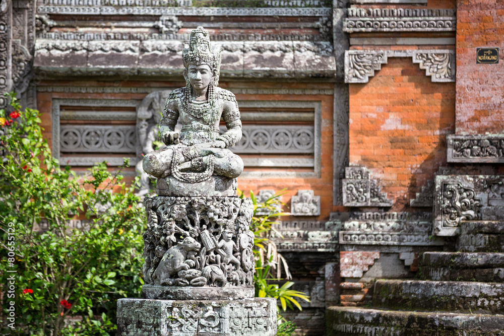 Obraz premium Statues and carvings depicting demons, gods