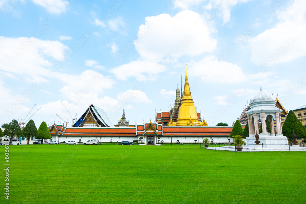 Naklejka premium Landscape view of Grand palace, Temple of the Emerald Buddha (Wa