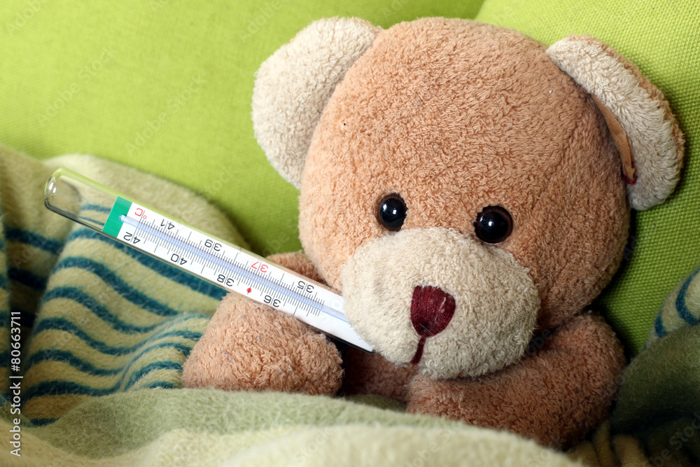 kranker Teddybär im Bett, Thermometer Stock Photo | Adobe Stock