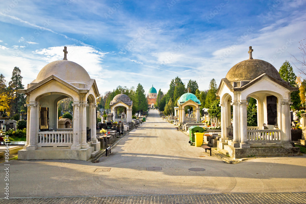 Fototapeta premium Mirogoj cemetery walkway gardens of Zagreb