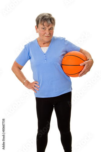 Seniorin trägt Basketball