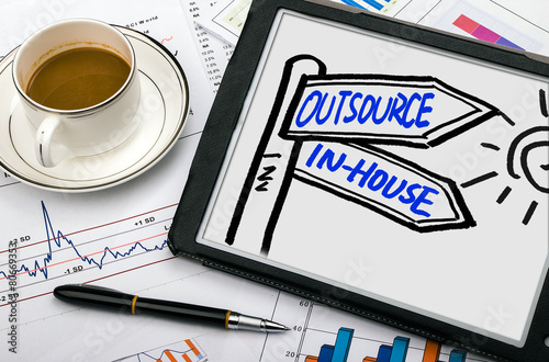 Fotografie outsource or in-house signpost hand drawing on tablet pc