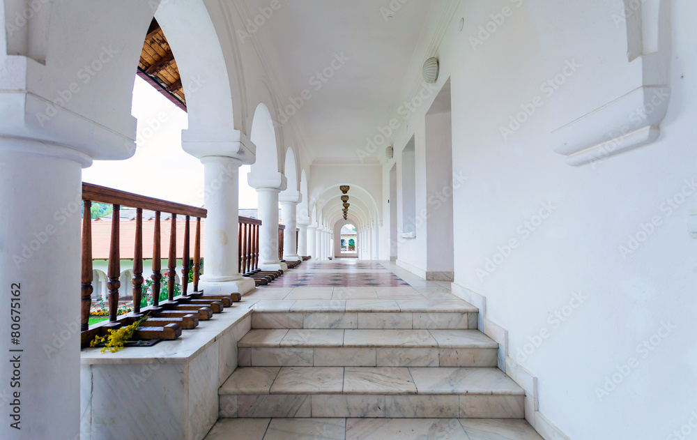 Obraz premium Arched colonade hallway at Sambata de Sus monastery in Transylva