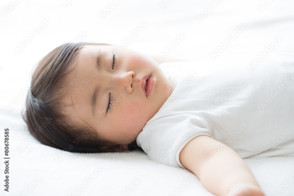 お昼寝する赤ちゃん お昼寝する赤ちゃん