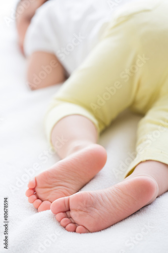 お昼寝している赤ちゃんの足