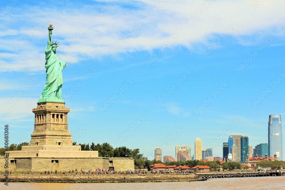 Fototapeta premium Statua Wolności z Manhattanem w tle