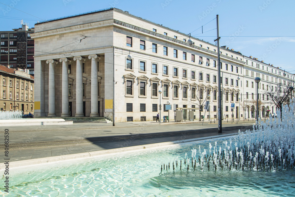 Fototapeta premium Chorwacki Bank Narodowy Pałac i fontanna w Zagrzebiu