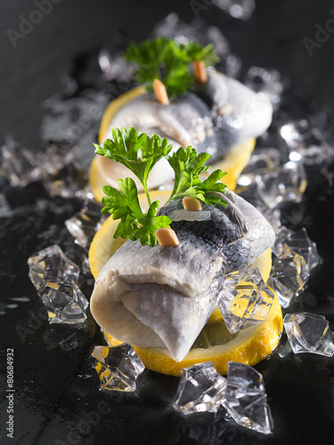 Rollmops auf Zitronenscheiben