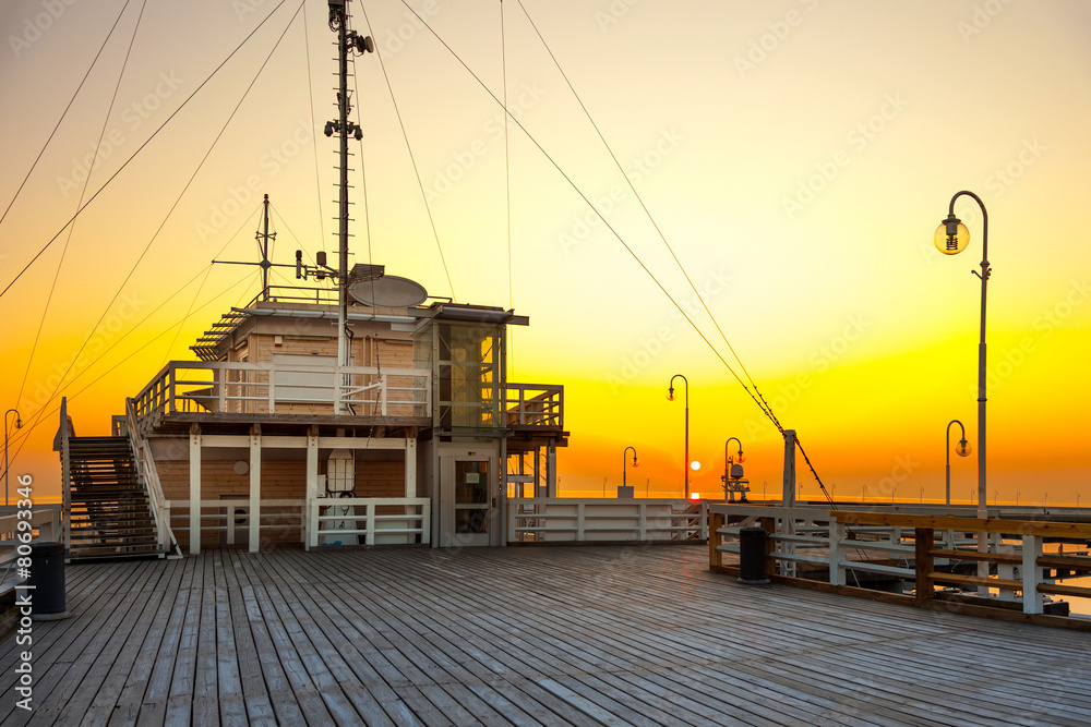 Obraz premium Sunrise at the pier in Sopot, Poland.