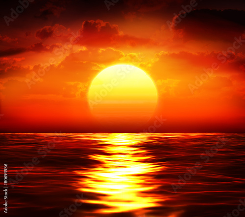 duży zachód słońca nad morzem - motyw letni