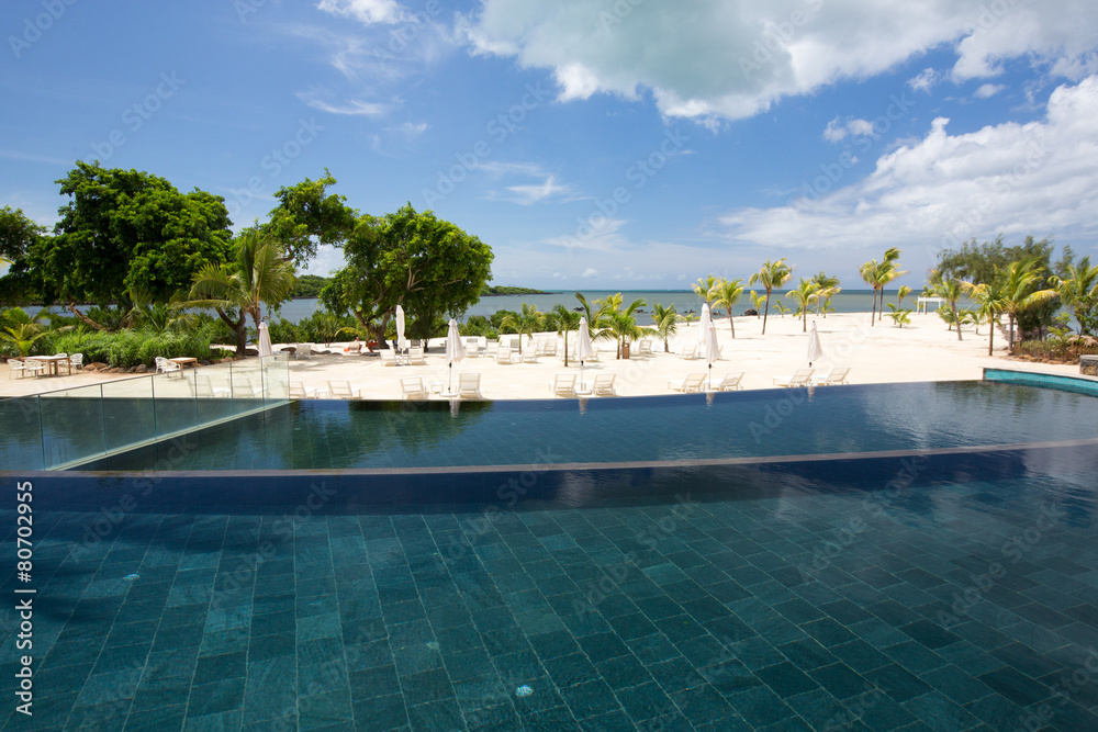 Belle piscine au bord d'une plage à l'île Maurice