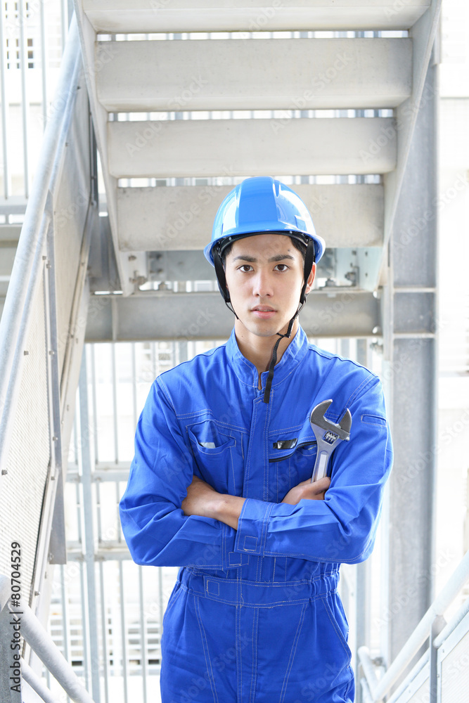 真剣な表情の労働者