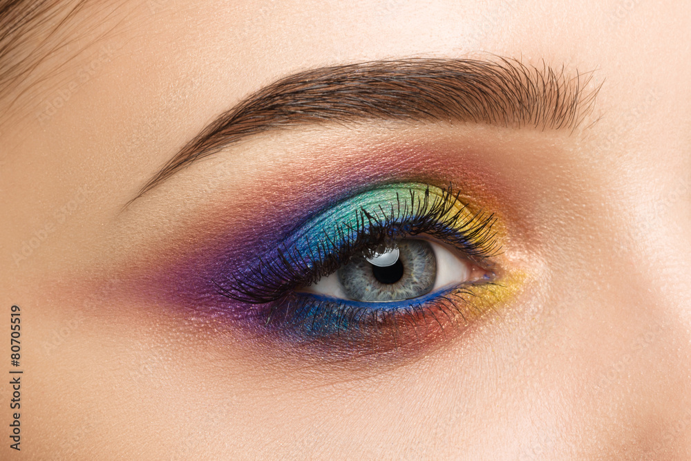 Obraz premium Close-up of woman eye with beautiful colourful makeup