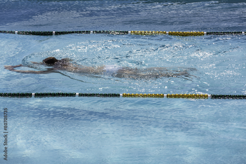 Obraz premium Men with goggles swimming on a blue water pool