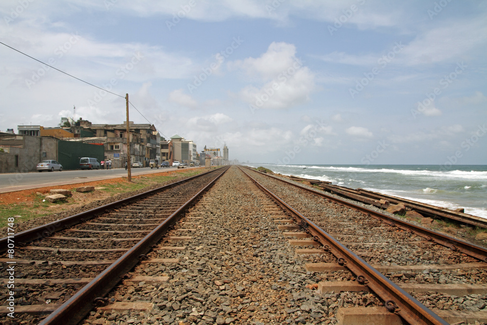 スリランカの海岸線沿いを走る線路