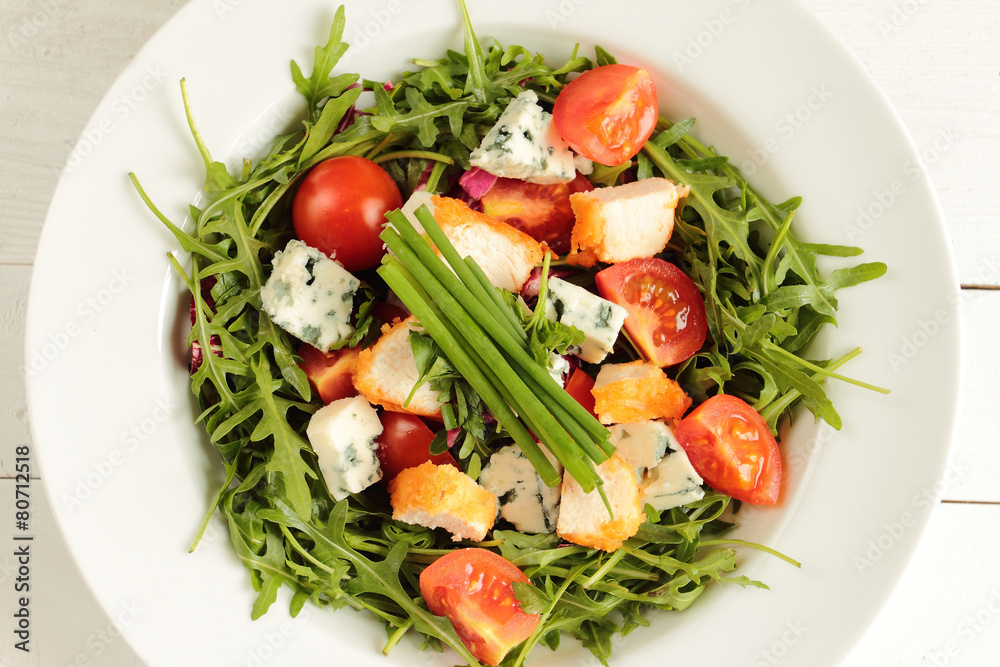 Fresh rucola, tomato, chive and mildew cheese with chicken