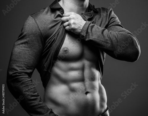 Valokuva Fashionable guy with muscular body posing