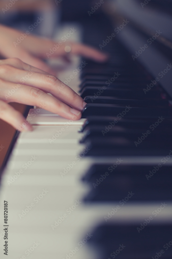 Obraz premium Lady playing piano