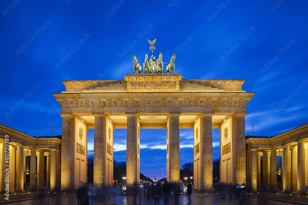 Fototapeta premium Motyw pocztówki Brama Brandenburska o godzinie niebieskiej