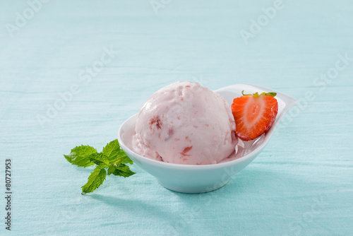 Gelato alla fragola photo