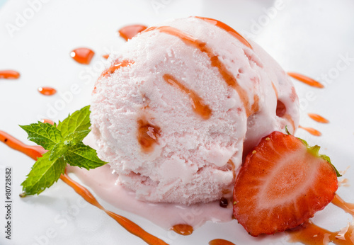 Gelato alla fragola , close-up photo