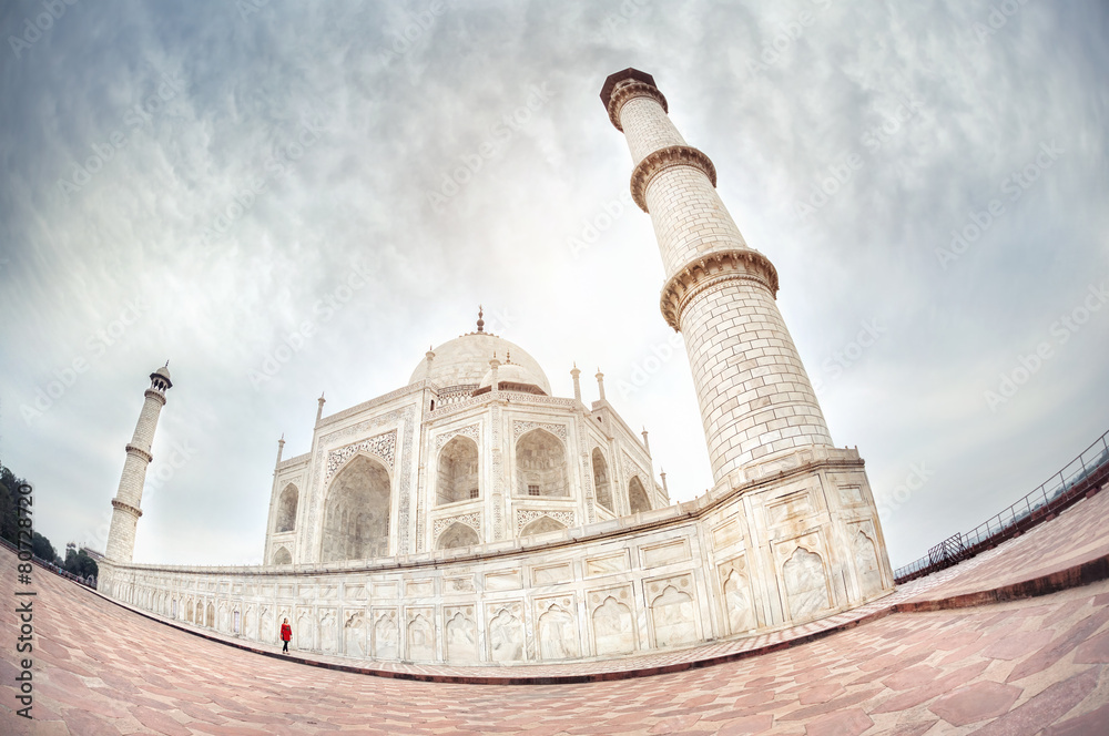 Obraz premium Woman in red near Taj Mahal