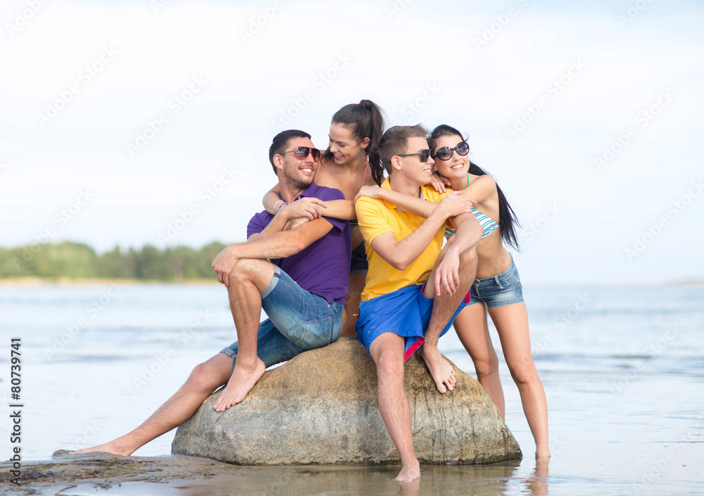Obraz premium happy friends on summer beach