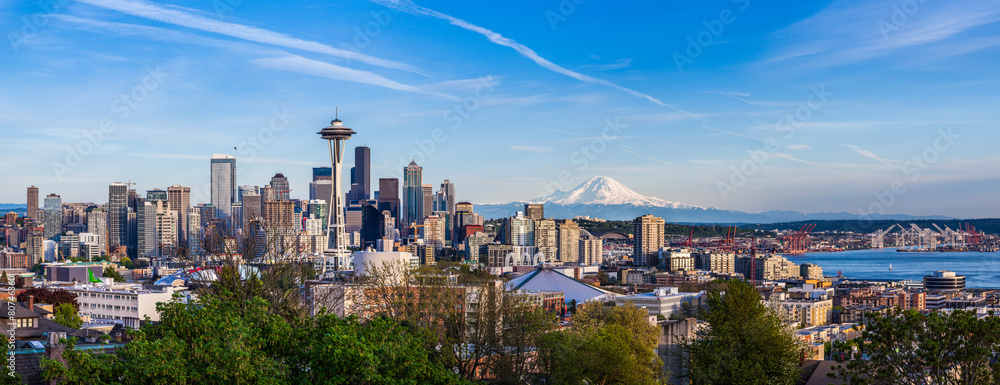 Panorama view of Seattle downtown skyline and Mt. Rainier, Washi - obrazy, fototapety, plakaty 