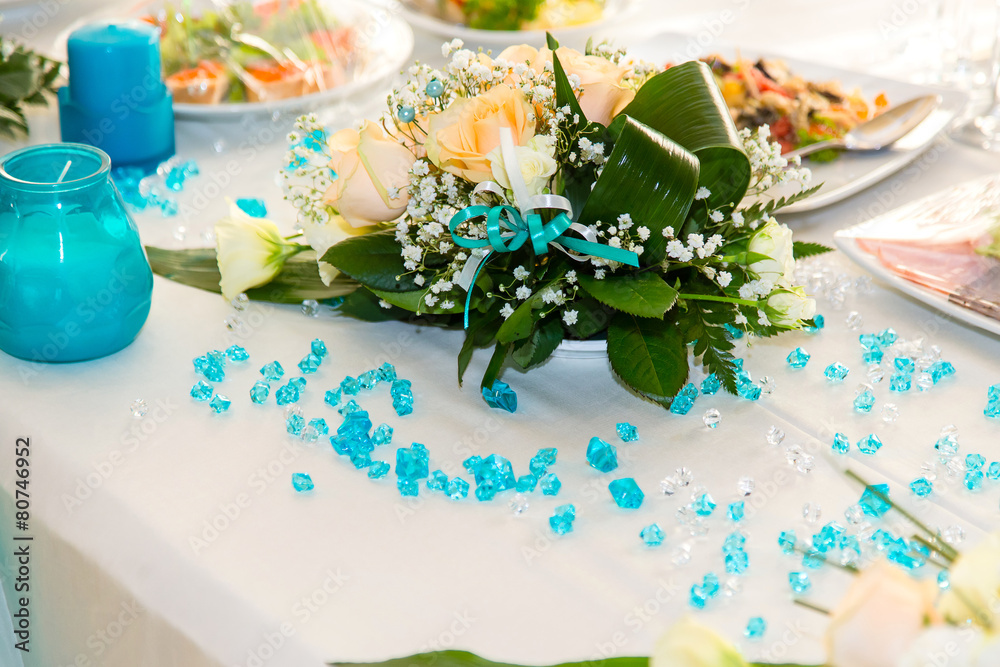 Bouquet of roses and turquoise decoration on the wedding table