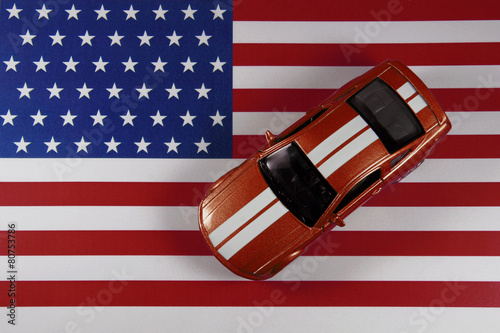coche americano potente sobre la bandera de USA / EEUU