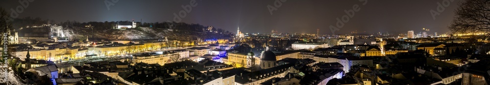 Fototapeta premium Panorama Salzburg Stadt bei Nacht