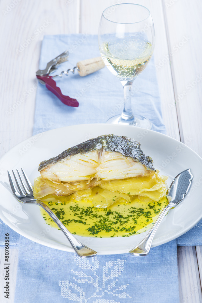 Bacalao asado con patatas y vino blanco para acompañar Bacalao asado con patatas y vino blanco para acompañar