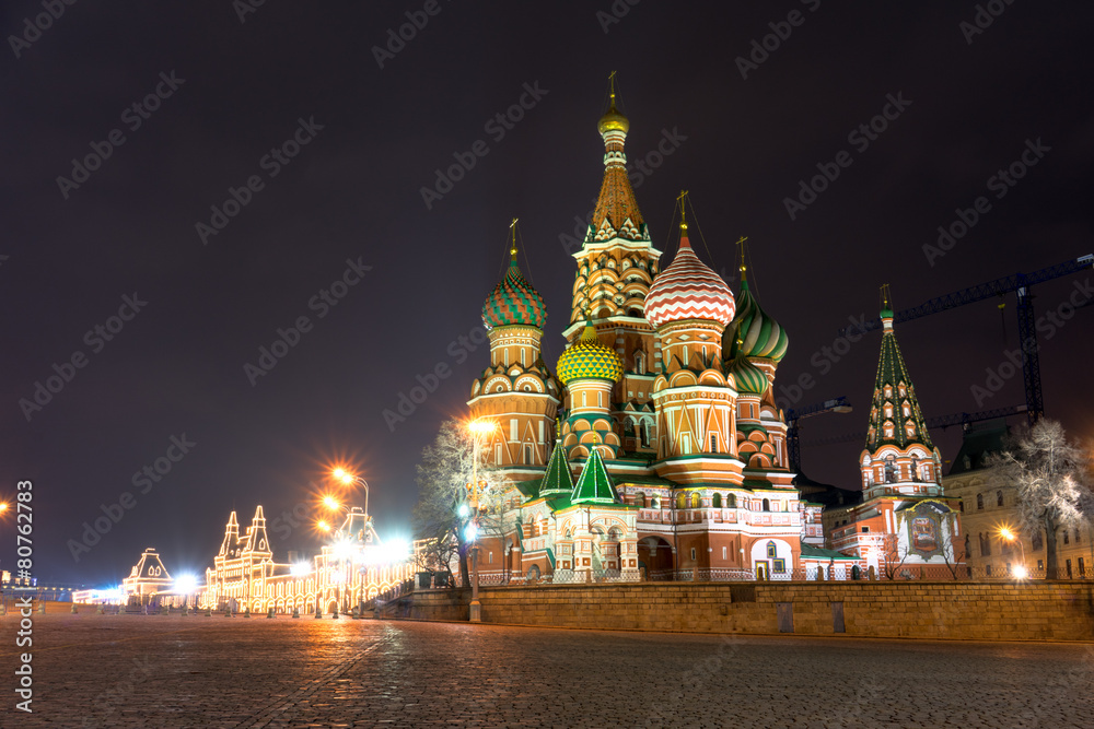 Obraz premium Spectacular view of St. Basil's Cathedral at night, Moscow