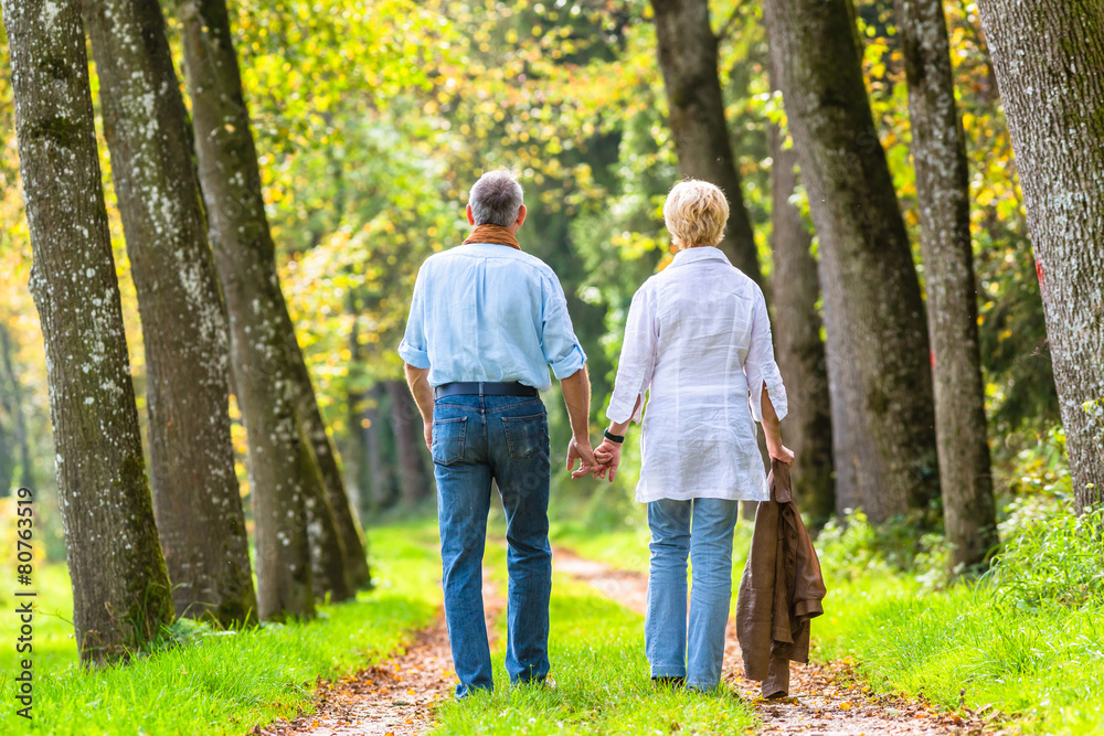 Senior Mann und Frau halten Hand bei Spaziergang Senior Mann und Frau halten Hand bei Spaziergang