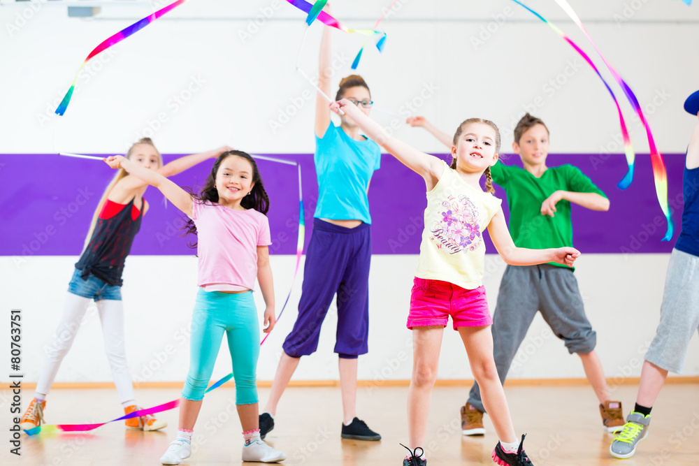 Obraz premium Kinder trainieren in Tanzschule