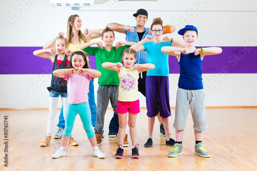 Tanzlehrer gibt Kindertanzen Zumba Fitness in Tanzstudio