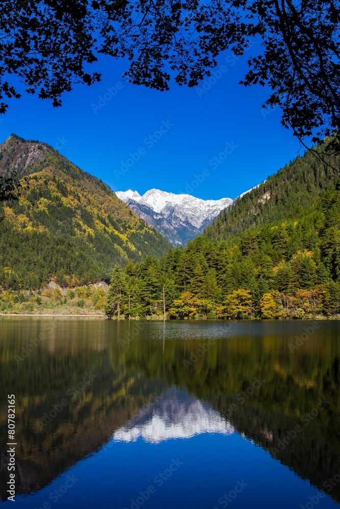 mirror lake at Jiuzhaigou scenic