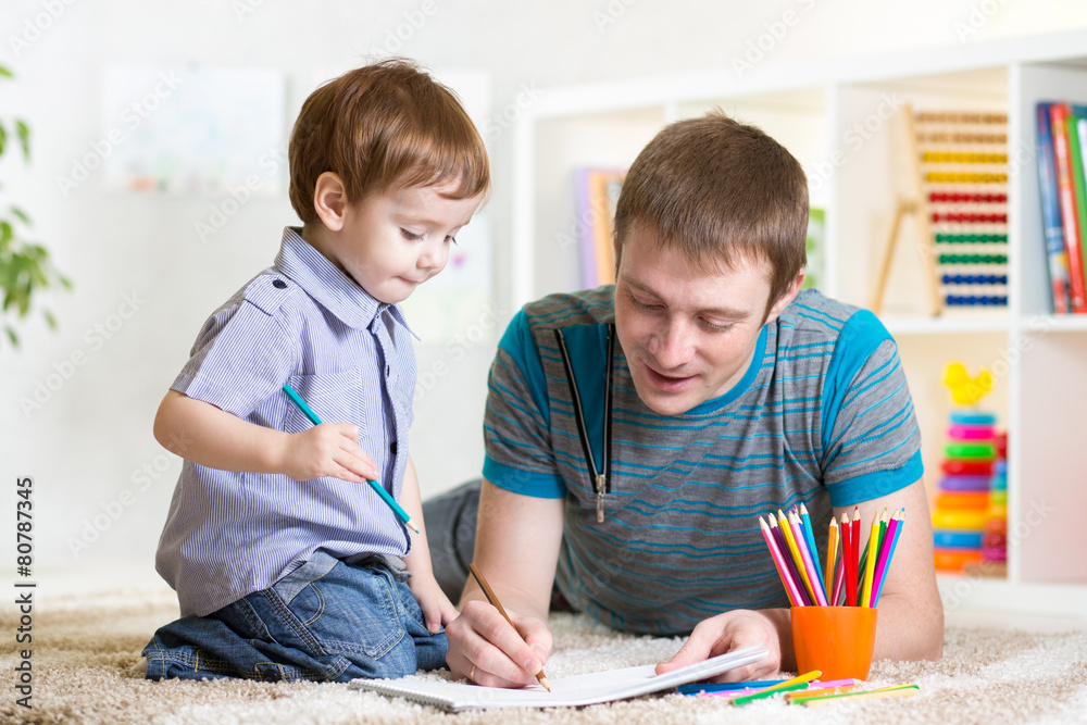 Obraz premium child and father drawing with colourful pencils