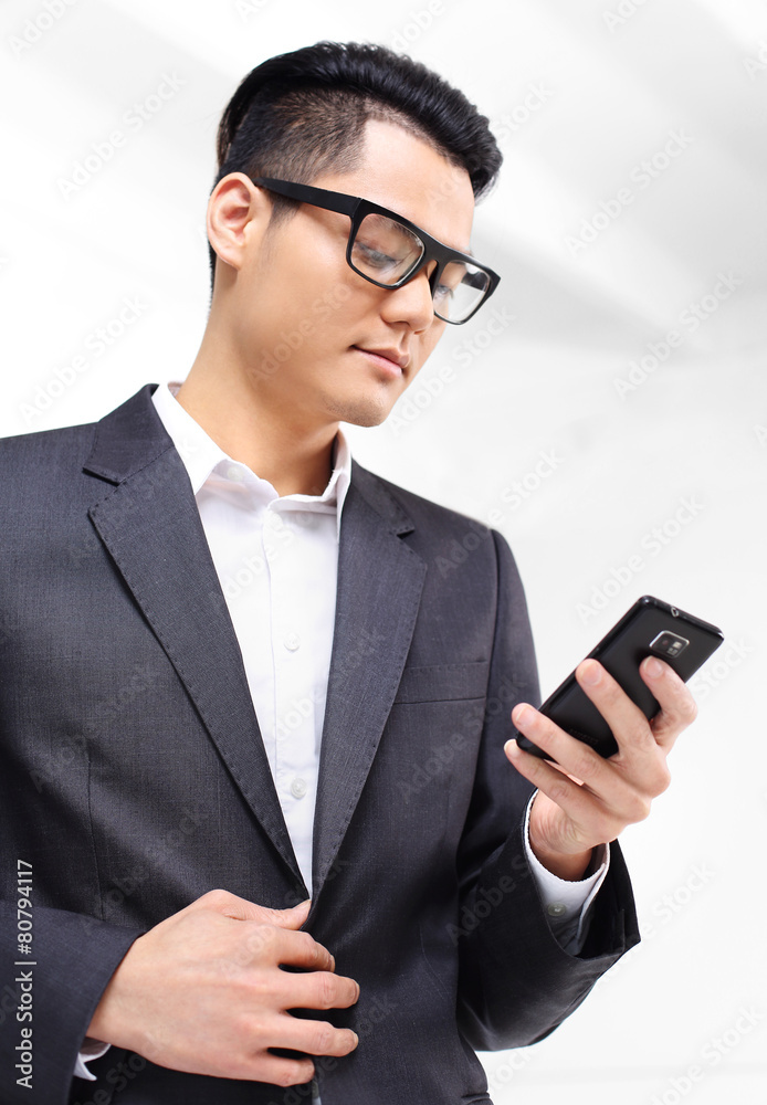 Rozmowa biznesowa,pracownik rozmawia przez telefon Rozmowa biznesowa,pracownik rozmawia przez telefon