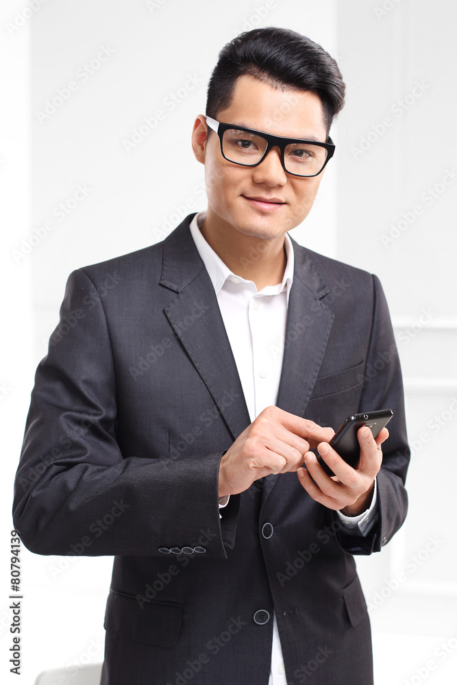 biznesmen wybiera numer telefonu na klawiaturze telefonu biznesmen wybiera numer telefonu na klawiaturze telefonu